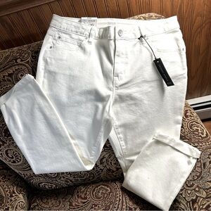 NWT - a.n.a.(a new approach) Super Soft White Lightweight Denim Skinny Ankle.